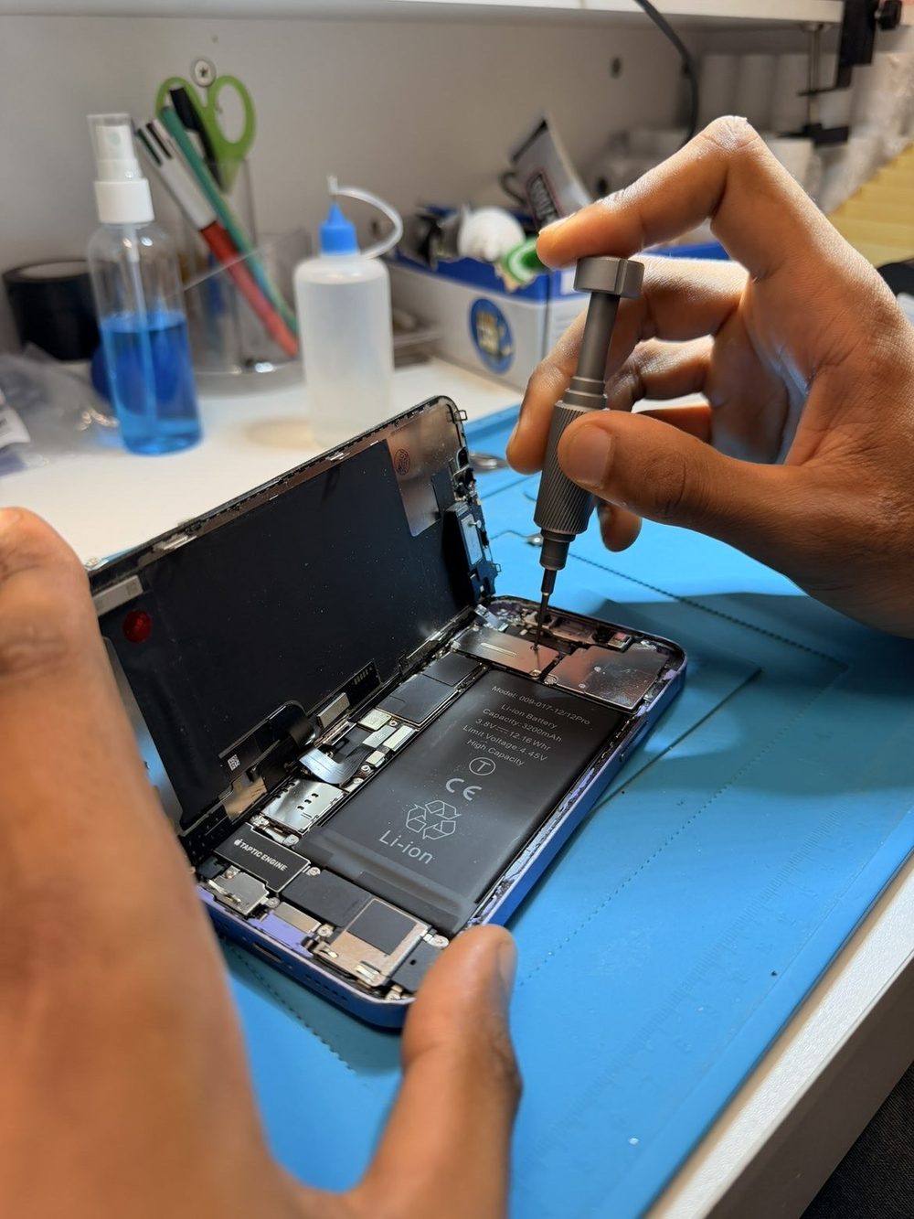 Réparation d'un iPhone à l'atelier Répa'Tech